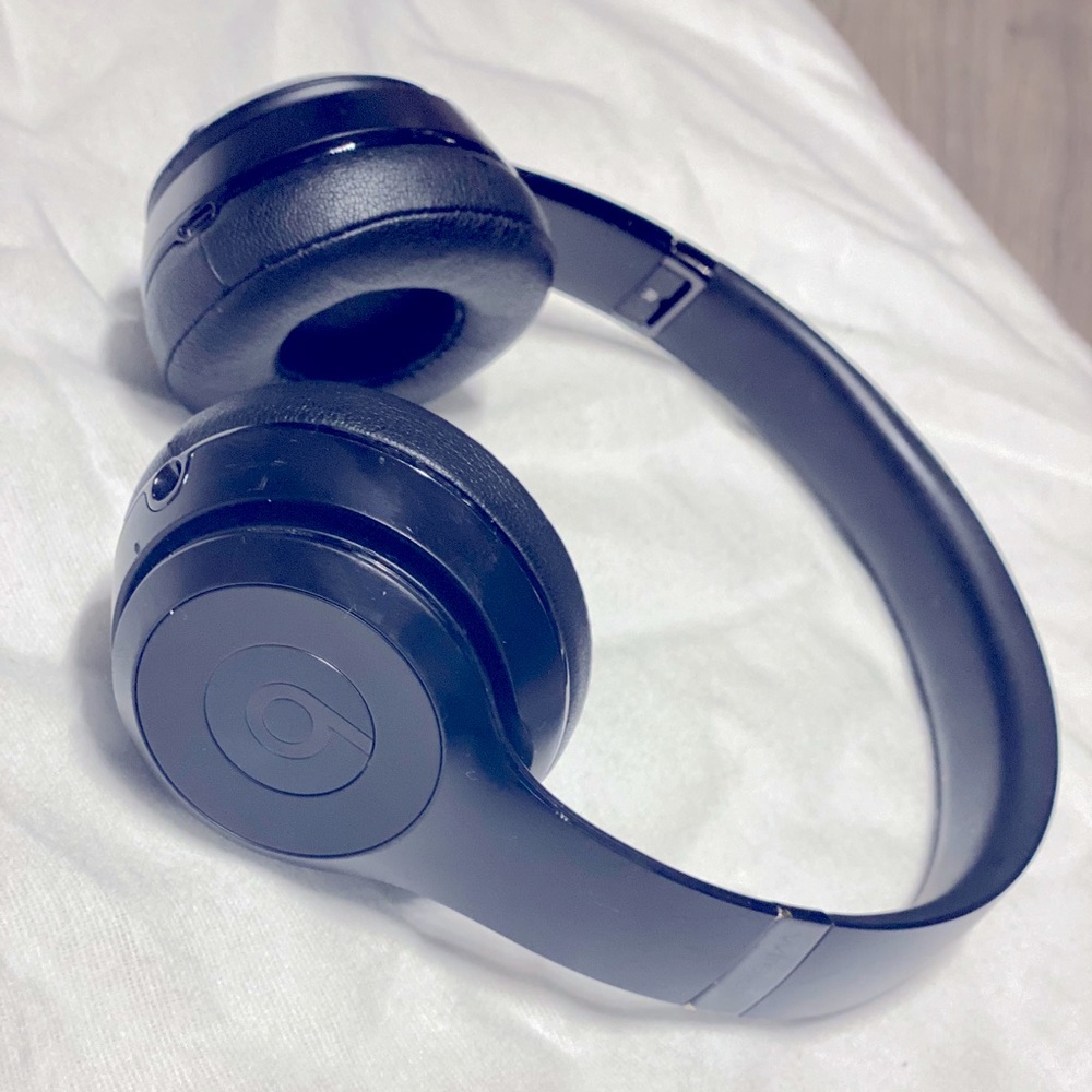 Beats solo wireless headphones